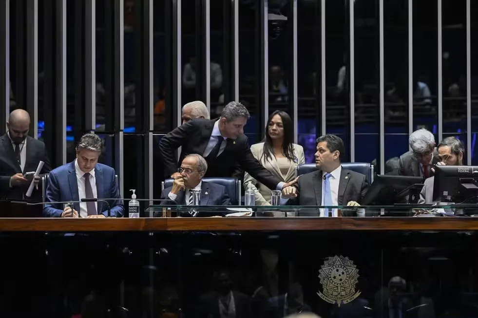 Senado aprova PEC que prevê o fim da escala 6×1; texto segue para promulgação