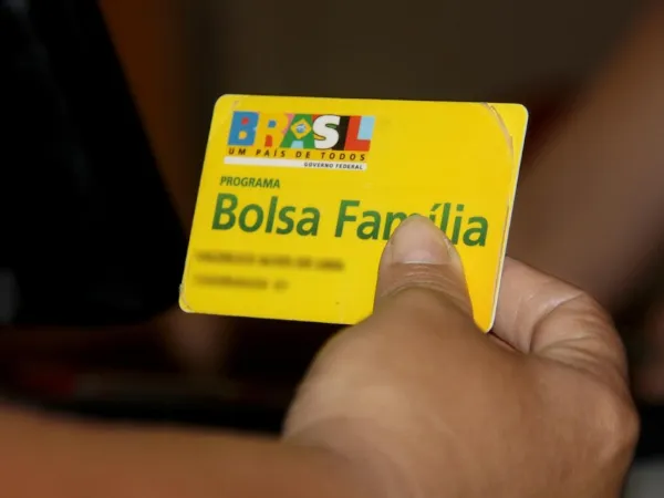 Lei altera para R$ 64 o valor do abono natalino do Auxílio Brasil na Paraíba