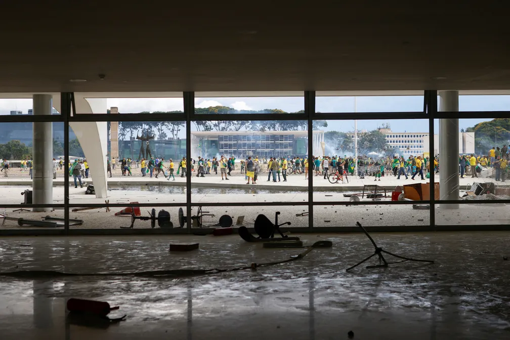 Podcast: Terrorismo em Brasília: o dia em que bolsonaristas criminosos depredaram Planalto, Congresso e STF