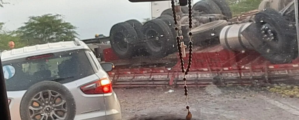 URGENTE: Caminhão tomba na BR-412