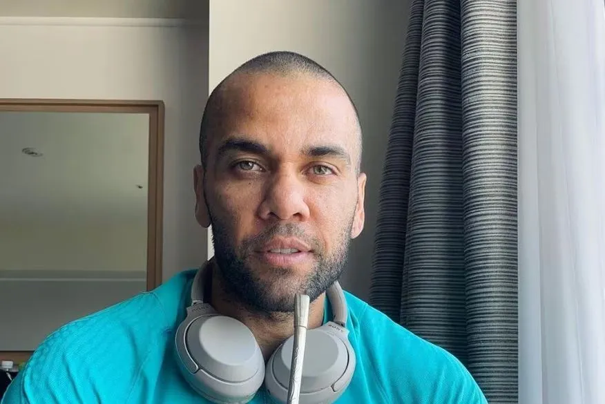 Imagens de câmeras de boate espanhola revelam que Daniel Alves ficou 15 minutos trancado no banheiro com a mulher que o acusa de agressão sexual