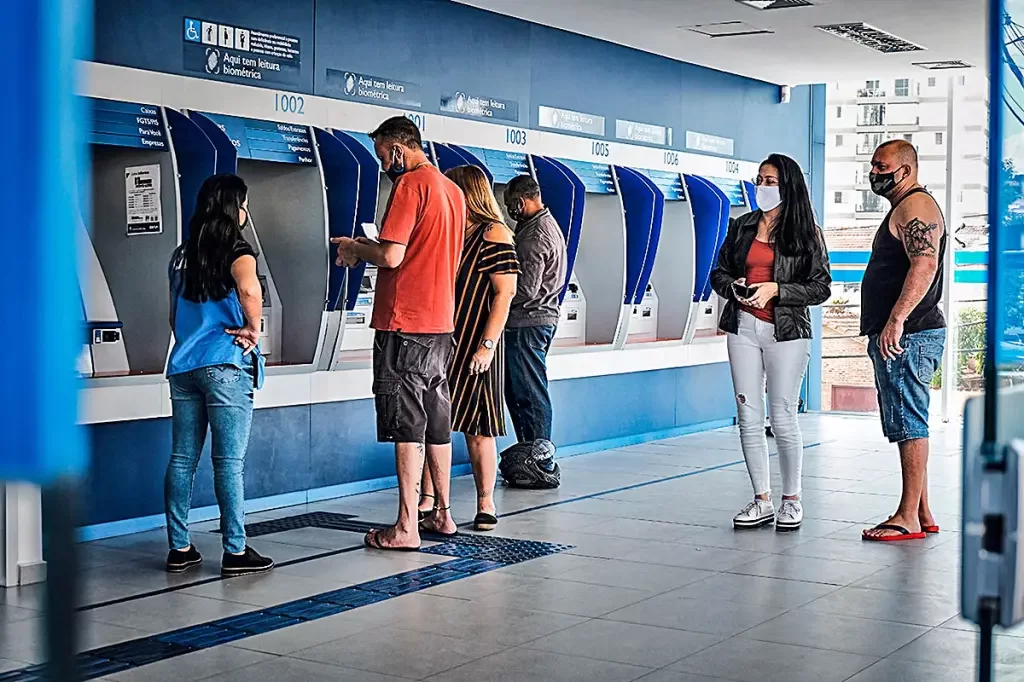 Veja funcionamento dos bancos no carnaval