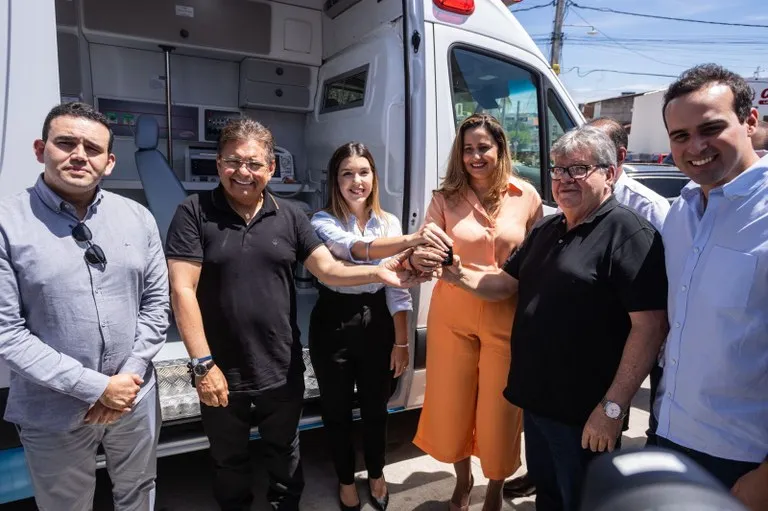 João Azevêdo inaugura condomínio Cidade Madura e entrega centro de hemodiálise, tomógrafo e ambulância em Monteiro