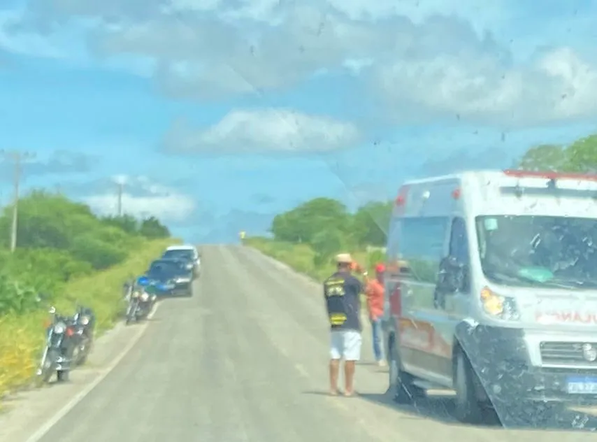 Acidente de moto deixa mulher morta e marido ferido em São José dos Cordeiros