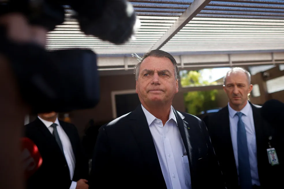 PF faz buscas na casa de Bolsonaro e prende ex-ajudante Mauro Cid e mais 5 em operação contra dados falsos de vacina