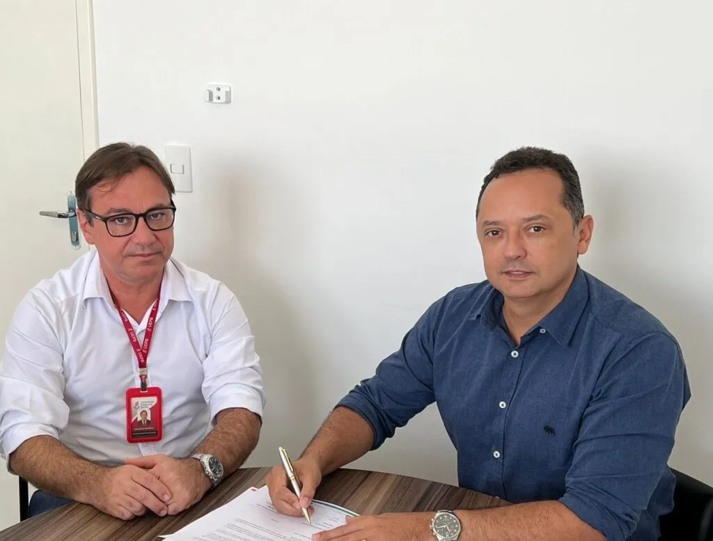 Prefeito assina contrato com banca para realização de mais um concurso público