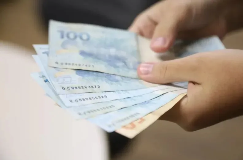 Governo enviará proposta de aumento de R$ 101 no salário mínimo em 2024, valor previsto é de R$1.421.