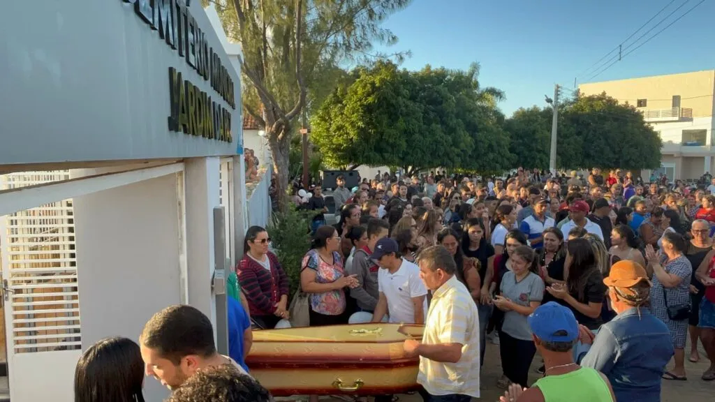 Sob forte comoção, jovem Maria Vitória é sepultada em Monteiro