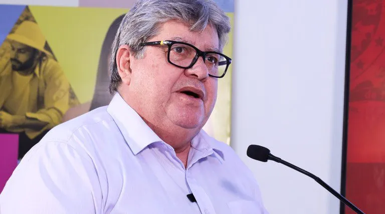 João Azevêdo reassume cargo nesta terça-feira
