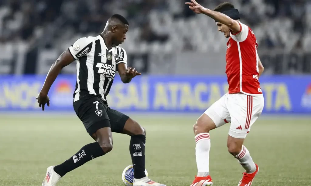 Botafogo visita o Inter para tentar garantir o título do Brasileiro