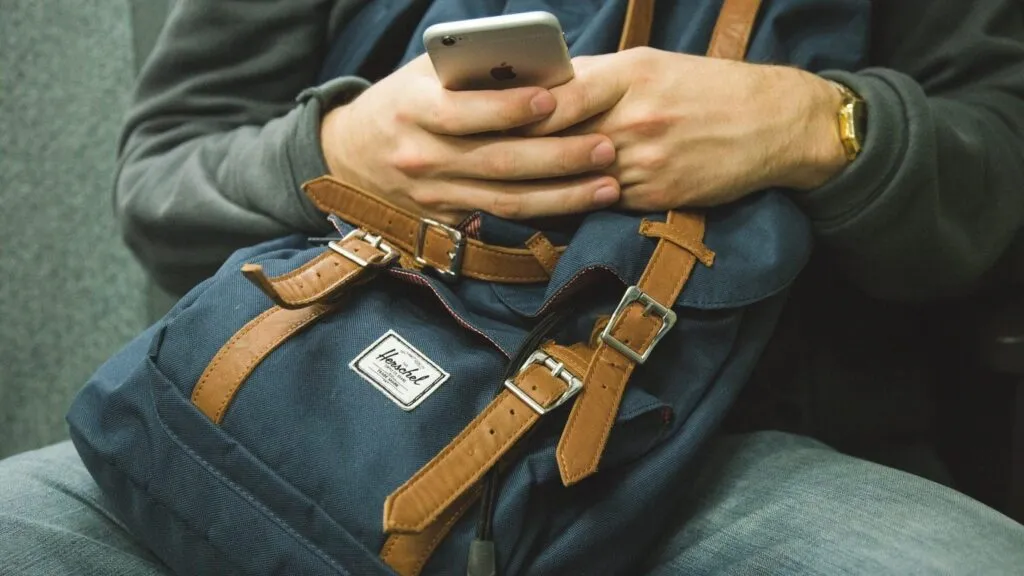 CCJ da Câmara aprova projeto que proíbe uso de celulares em sala de aula