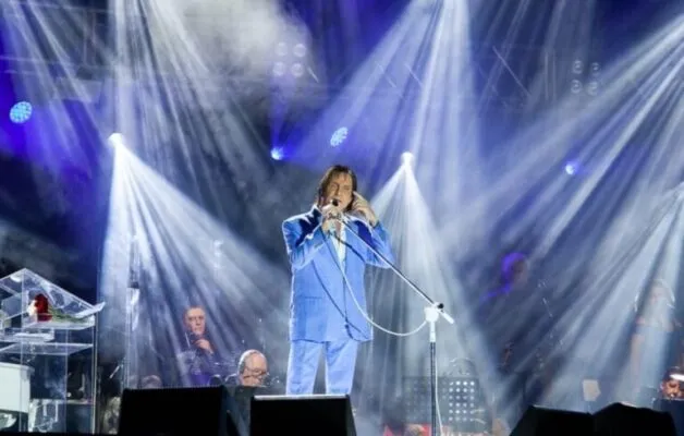 Roberto Carlos leva o próprio sanitário aos shows e faz exigência sobre as rosas, diz empresária