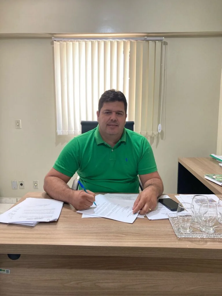 Prefeito da Prata Genivaldo Tembório assina projeto de lei que institui Passe Livre Estudantil
