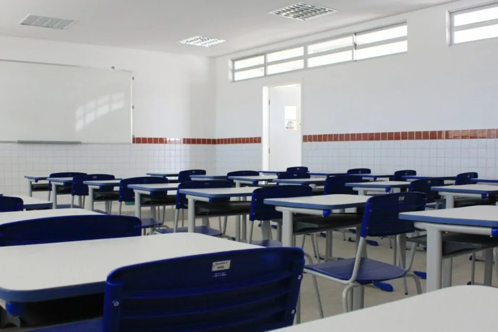 Governo da Paraíba prepara concurso com 2 mil vagas para professor e salários de R$ 6 mil para 2025