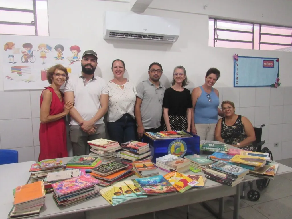 Professor da rede pública de Sumé realiza campanha de doação de livros e conquista 400 exemplares para a biblioteca de uma escola