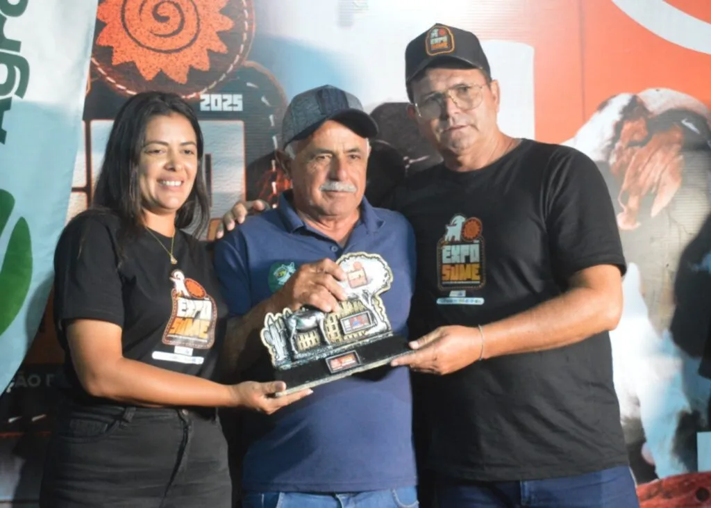 Prefeito Manezinho Lourenço anuncia subsídio de R$ 0,25 no litro do leite de cabra durante encerramento da II Expo Sumé