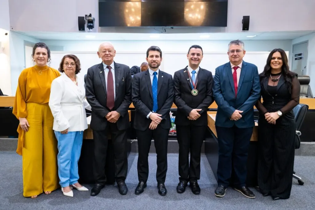 Professor e músico caririzeiro Ezequiel Sóstenes é condecorado com honraria na Assembleia Legislativa da Paraíba