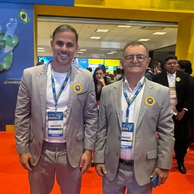 Ao lado do secretário Fernando Queiroz, Prefeito Felício Queiroz representa São José dos Cordeiros na Marcha dos Prefeitos em Brasília