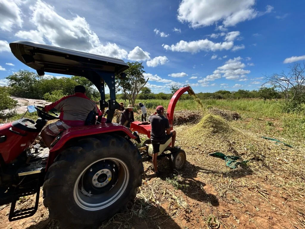 Prefeitura da Prata fortalece apoio ao homem do campo com Programa de Silagem