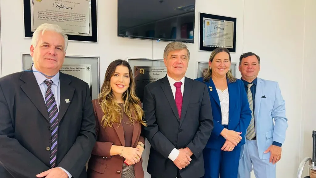 Prefeita de Monteiro Ana Paula e o vice-prefeito Cajó Menezes são recebidos pelo deputado Wellington Roberto
