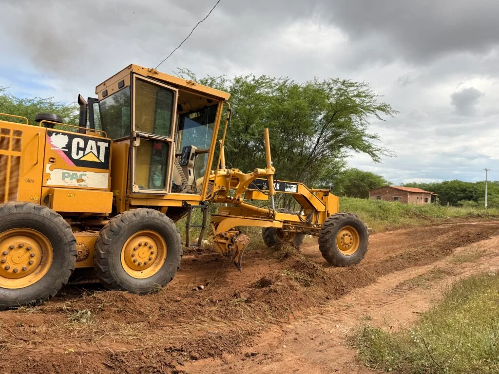 Prefeitura da Prata inicia limpeza para pavimentação de rua no município