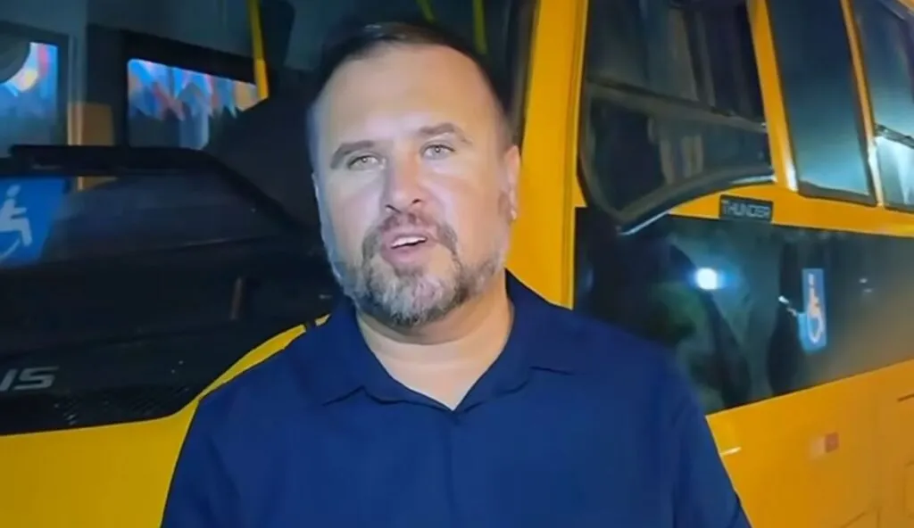 Prefeito Bira Mariano entrega novo ônibus escolar adquirido com recursos próprios em Camalaú