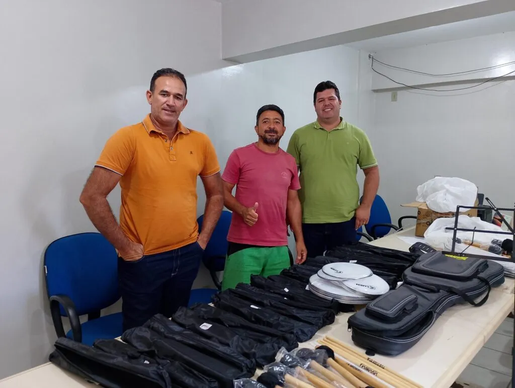 Prefeito da Prata realiza entrega de instrumentos para banda marcial do município