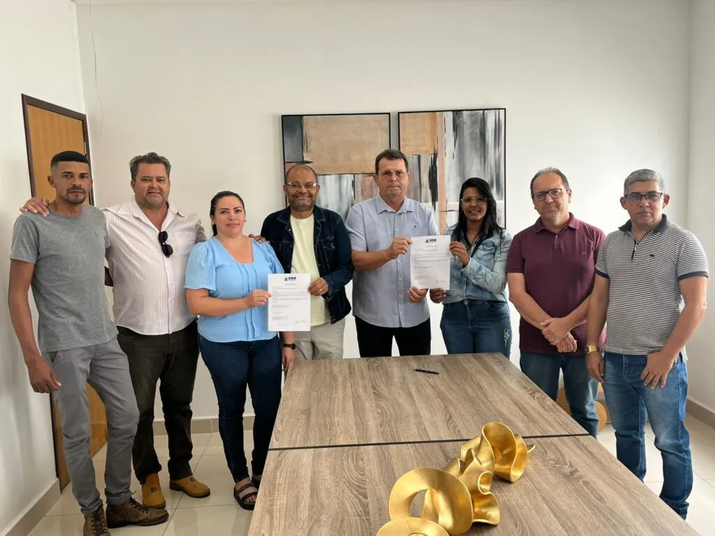Prefeito Manezinho Lourenço assina ordem de serviço para pavimentação de seis ruas na cidade de Sumé