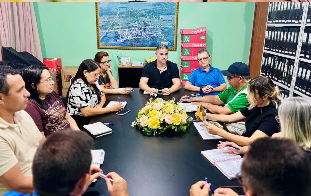 Prefeito Felício Queiroz reúne equipe para reta final de planejamento da XV edição do Festival do Mel em São José dos Cordeiros