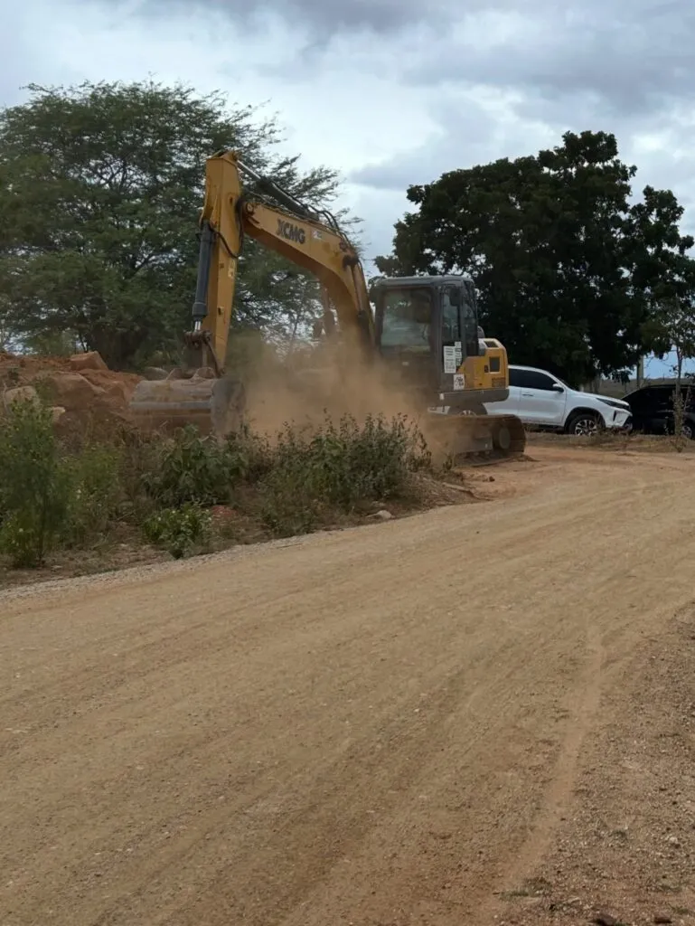 Prefeitura de Amparo realiza manutenção e alargamento de estradas na zona rural