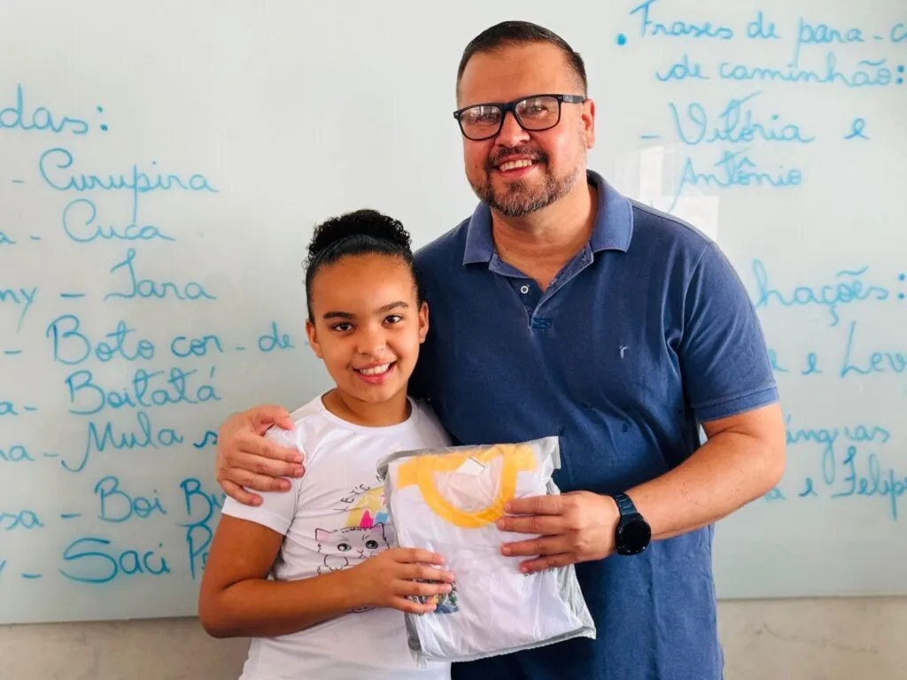 Prefeitura de Camalaú inicia entrega de fardamento escolar para todos os alunos da rede municipal