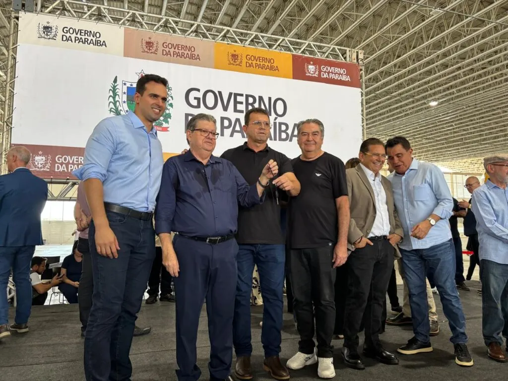 Município de Sumé recebe novo ônibus escolar do Governo do Estado