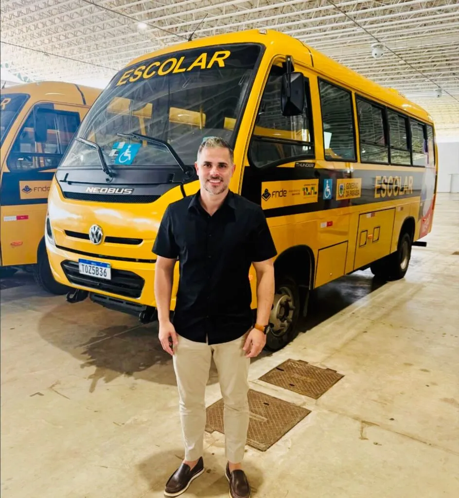 Prefeito Felício recebe novo ônibus escolar e reforça a frota municipal de São José dos Cordeiros