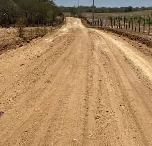 Secretaria de Agricultura de Monteiro realiza ações de limpeza de mananciais e recuperação de estradas