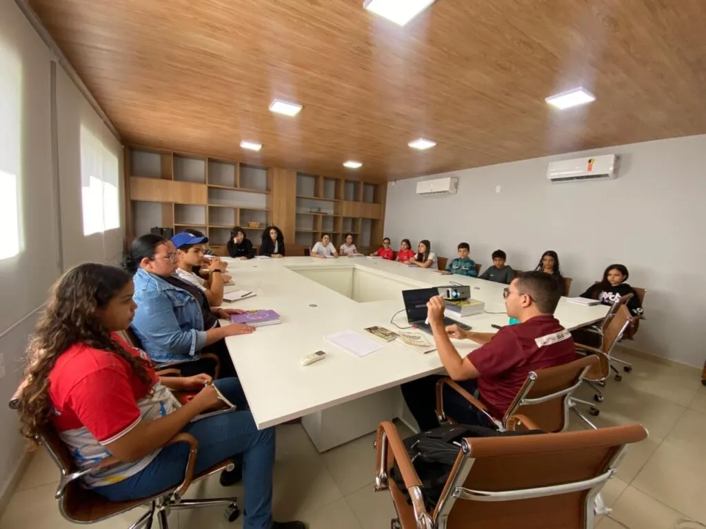 Poeta Neto Ferreira orienta estudantes na produção de cordel apresentado no 11º FLIBARRA