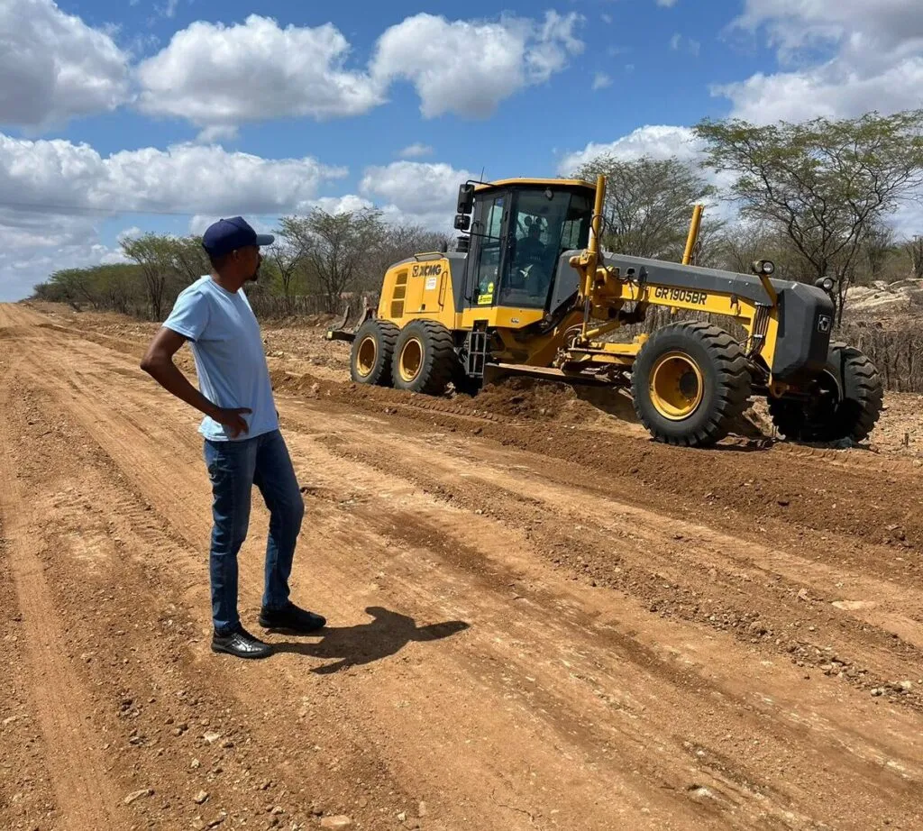 Vereador Damião do Pio X acompanha obras de recuperação da rodovia que liga Sumé a São José dos Cordeiros
