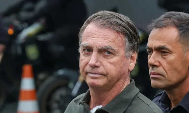 Bolsonaro alega surto em episódio da tornozeleira e juíza decide manter ex-presidente preso