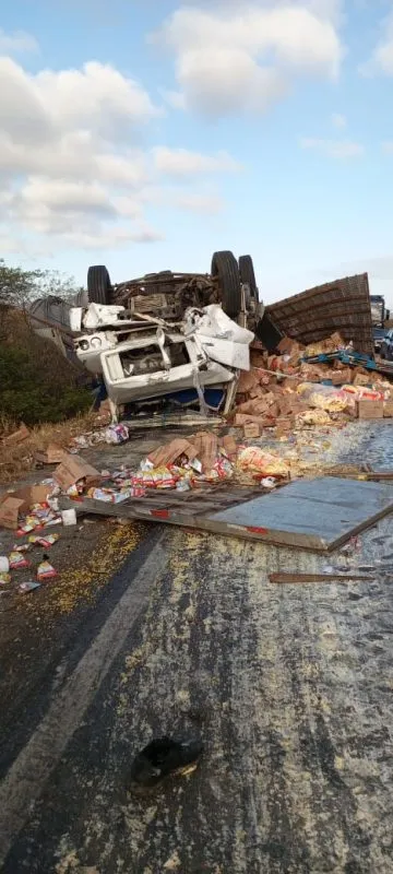 URGENTE: Acidente grave entre caminhões e carros deixa vítimas fatais na BR-230 em Soledade