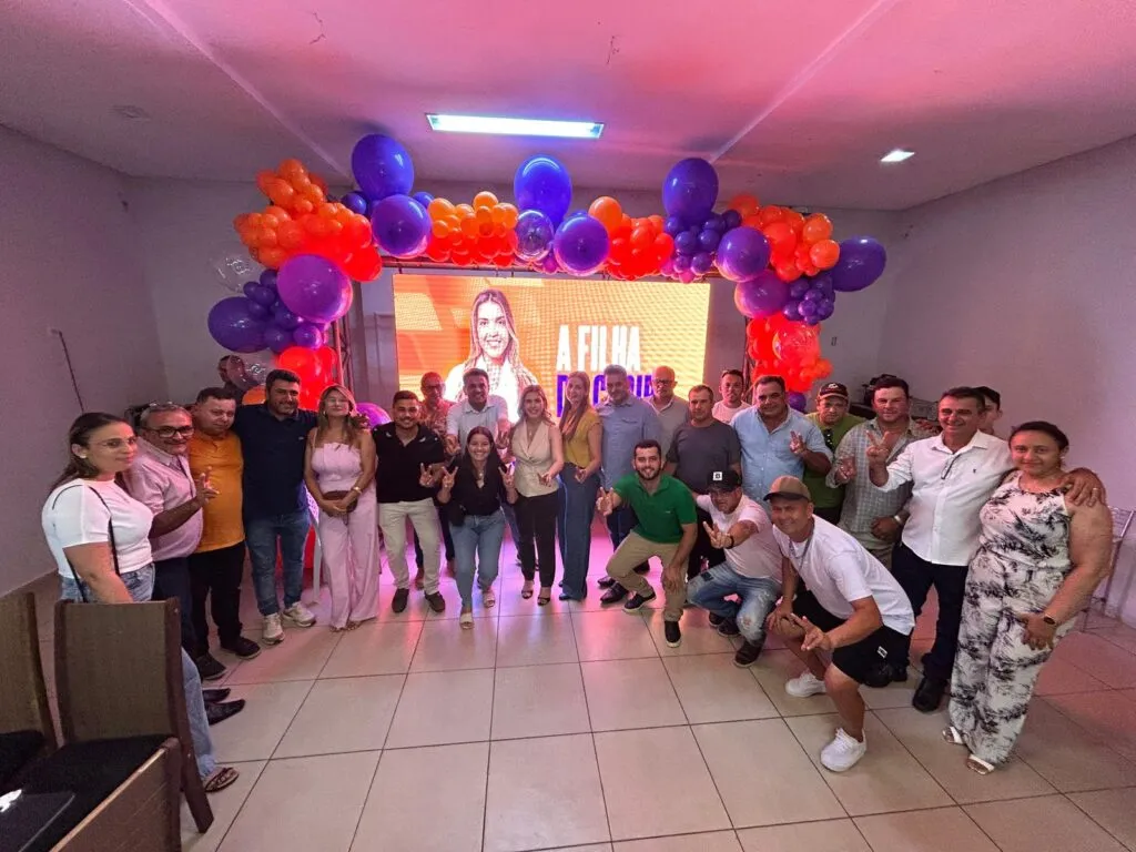 Prefeito de Amparo, Tarcio Gabriel, demonstra força política ao reunir 8 vereadores e lideranças no lançamento da pré-candidatura de Ana Lorena