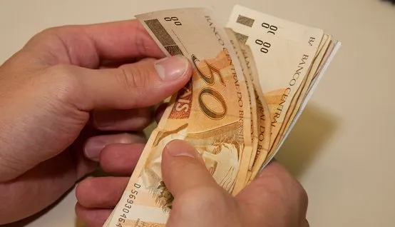 Governo publica decreto que reajusta salário mínimo para R$ 1.621 a partir de 1º de janeiro