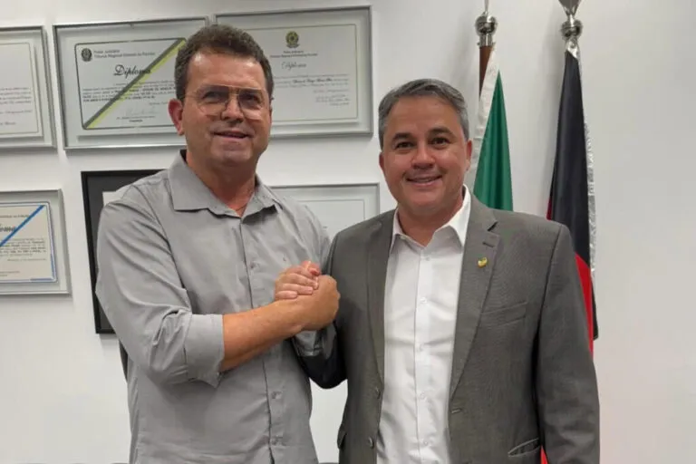 Efraim Filho garante recursos para compra de duas vans da saúde em Sumé
