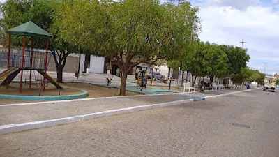 Infraestrutura de Monteiro realiza restauração e revitalização de calçadas e meios fios em pracinha