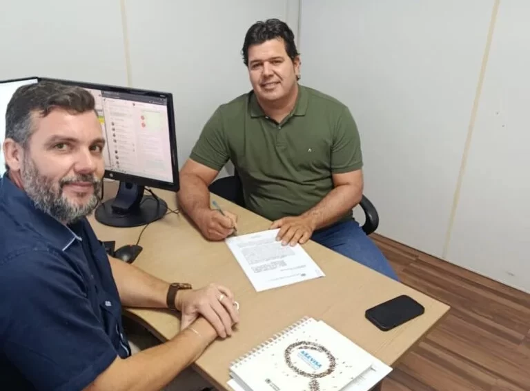Prefeito Genivaldo Tembório firma convênio de mais de um milhão para pavimentação na Prata