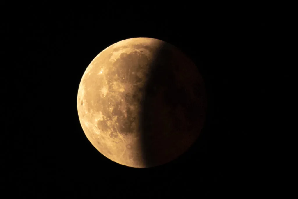 Eclipse em que a Lua estará 96% escurecida poderá ser observado na Paraíba