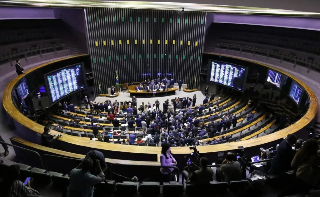 Congresso vota nesta semana fim da escala 6×1 e “taxa das blusinhas”