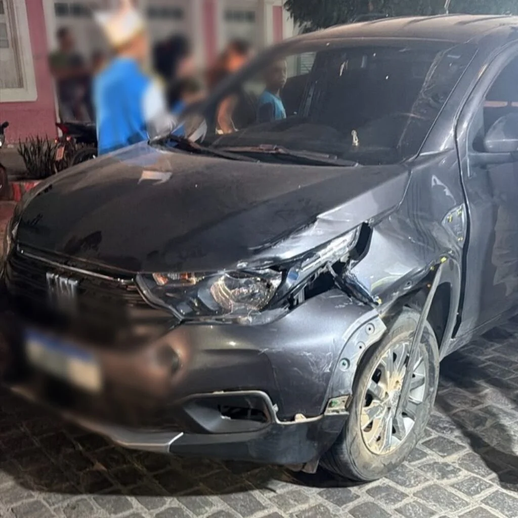 Colisão entre carro e moto deixa mulher ferida em Monteiro; condutor teria sido detido pela Polícia