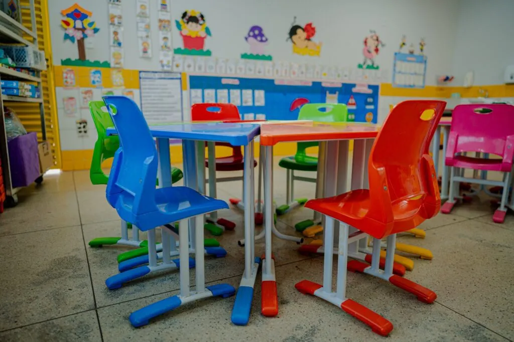 Pais denunciam professora por furar cabeça de criança autista com seringa em creche de Monteiro, na PB