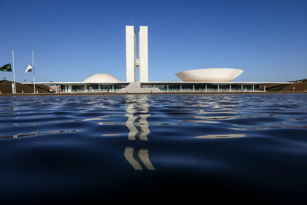 Congresso vota nesta semana fim da escala 6×1 e “taxa das blusinhas”