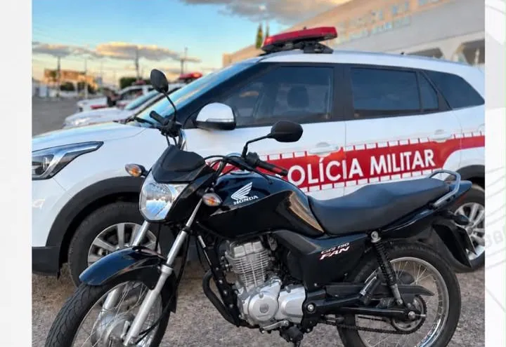Polícia Militar apreende dois adolescentes e recupera motocicleta furtada em Monteiro
